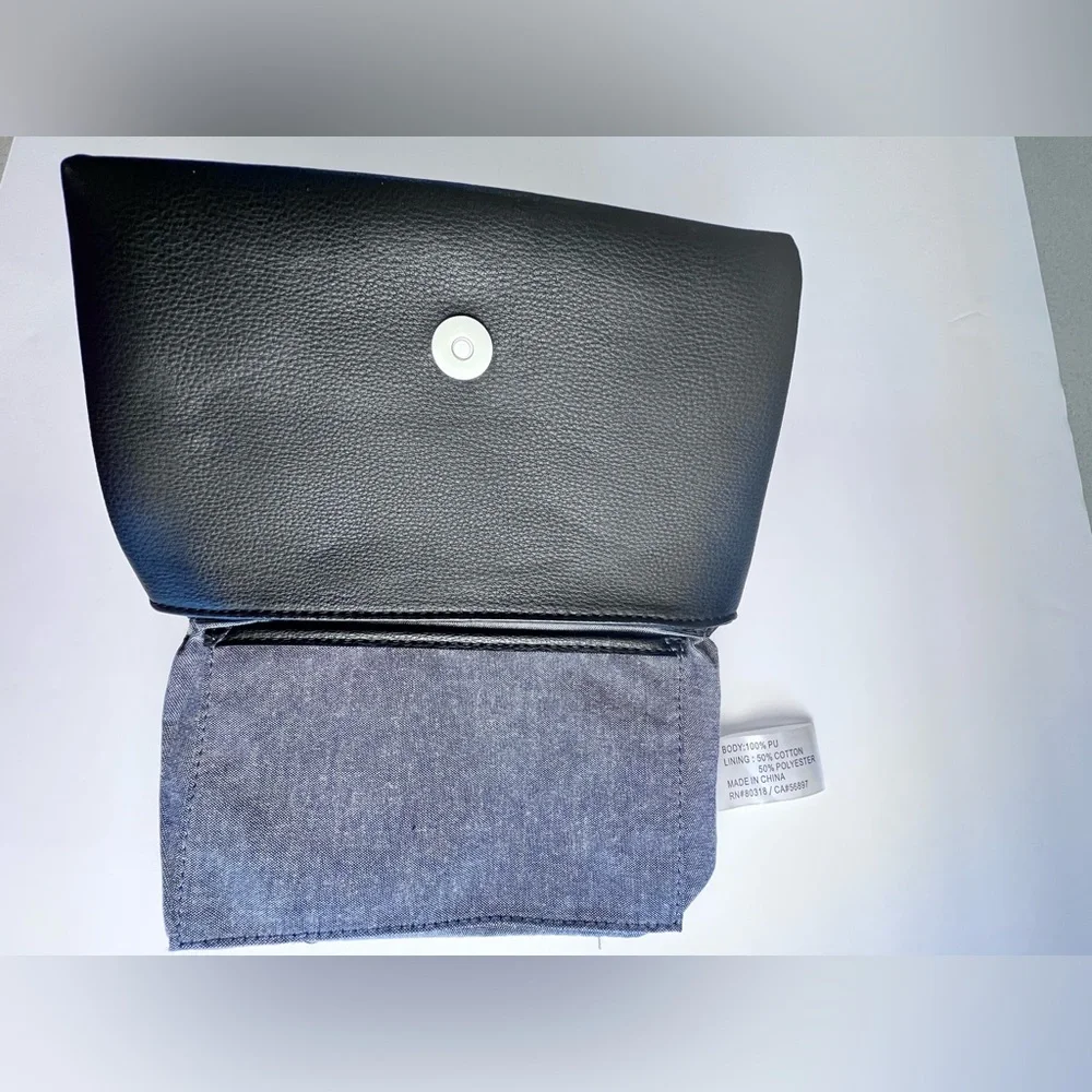 Lucky Brand black tone is a Clutch now cuz had conscious uncoupling with strap